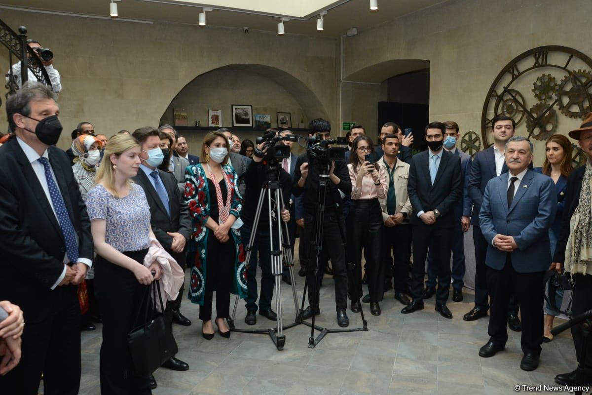 В Бакинском доме фотографии открылась выставка "Таджикистан – страна горных вершин и золотых озер" (ФОТО)