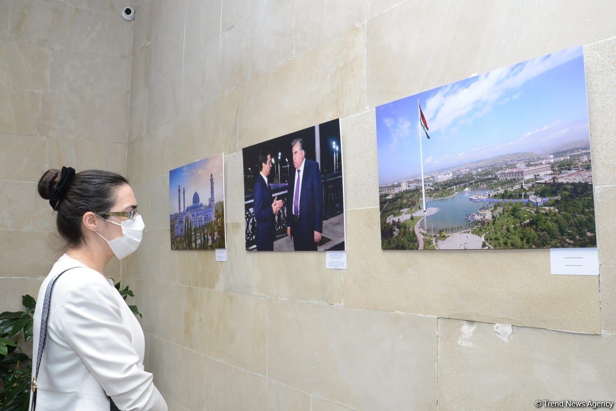В Бакинском доме фотографии открылась выставка "Таджикистан – страна горных вершин и золотых озер" (ФОТО)
