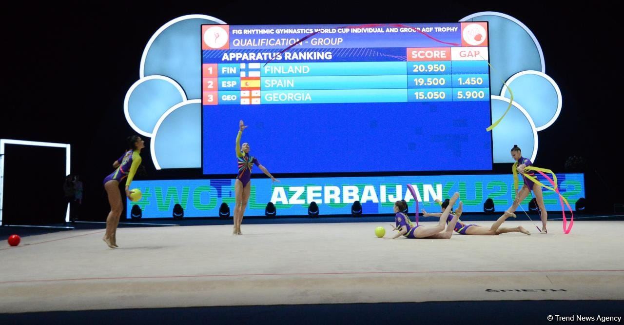 Команда Азербайджана на Кубке мира в Баку занимает первое промежуточное место в упражнении с тремя лентами и двумя мячами (ФОТО)