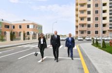 Президент Ильхам Алиев и Первая леди Мехрибан Алиева приняли участие в открытии нового жилого комплекса для семей шехидов и инвалидов войны в Сабунчинском районе Баку (ФОТО/ВИДЕО)