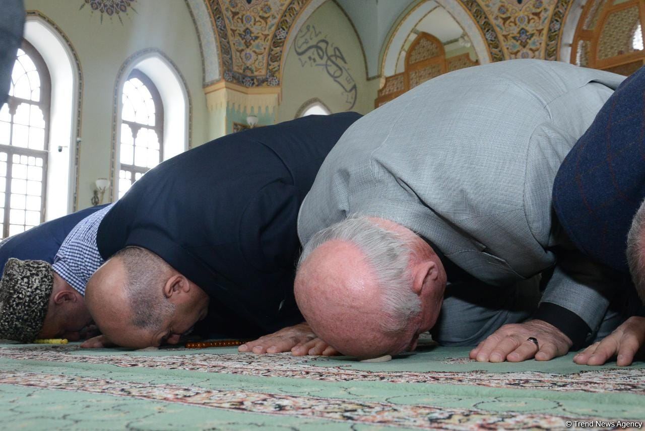 В мечетях Азербайджана совершен праздничный намаз (ФОТО)