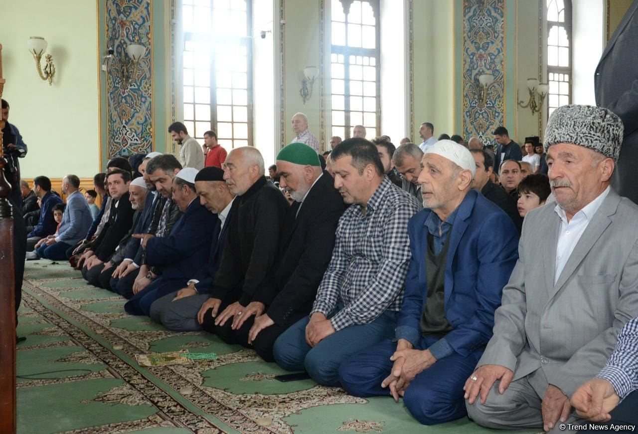 В мечетях Азербайджана совершен праздничный намаз (ФОТО)