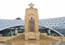 Президент Ильхам Алиев почтил память сынов Азербайджана, погибших за Победу над фашизмом (ФОТО/ВИДЕО)
