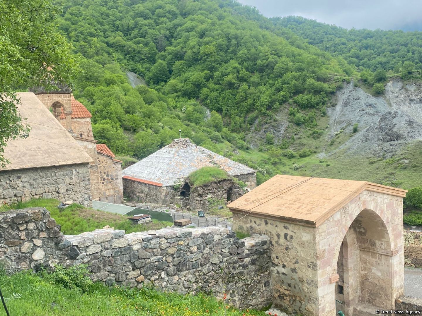 Начался визит представителей Албано-удинской и других христианских общин в Кяльбаджар (ФОТО)