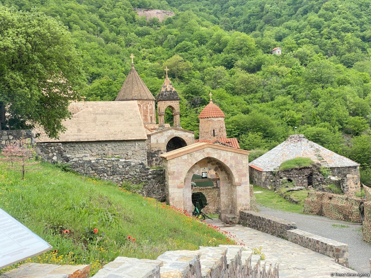 Начался визит представителей Албано-удинской и других христианских общин в Кяльбаджар (ФОТО)