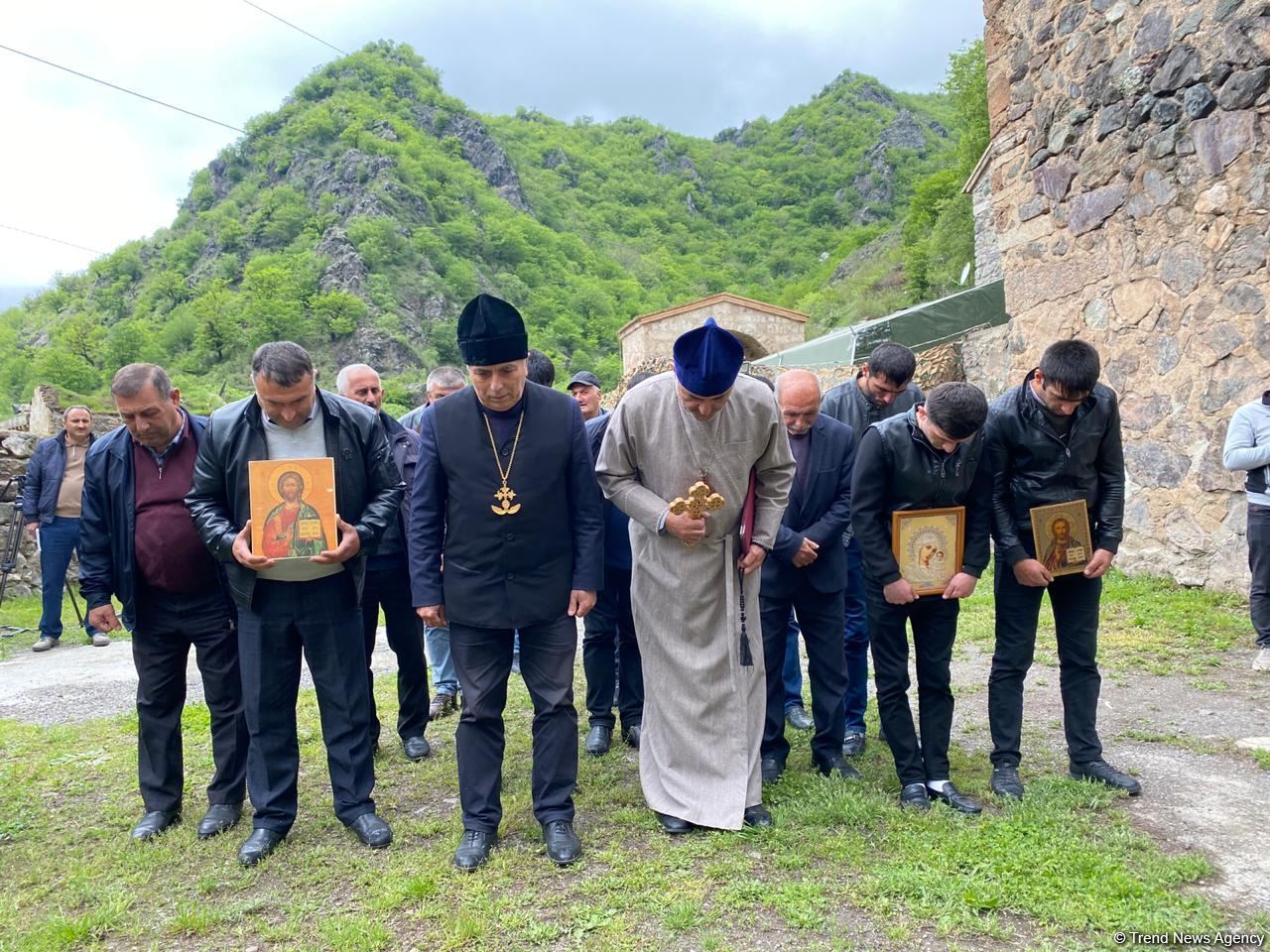 Начался визит представителей Албано-удинской и других христианских общин в Кяльбаджар (ФОТО)