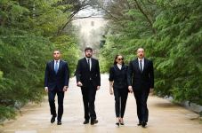 President Ilham Aliyev and First Lady Mehriban Aliyeva visit tomb of national leader Heydar Aliyev in Alley of Honors (PHOTO/VIDEO)