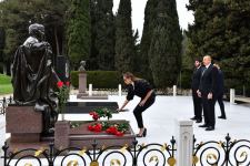 President Ilham Aliyev and First Lady Mehriban Aliyeva visit tomb of national leader Heydar Aliyev in Alley of Honors (PHOTO/VIDEO)