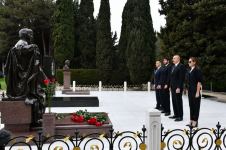 President Ilham Aliyev and First Lady Mehriban Aliyeva visit tomb of national leader Heydar Aliyev in Alley of Honors (PHOTO/VIDEO)