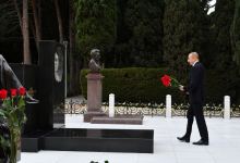 President Ilham Aliyev and First Lady Mehriban Aliyeva visit tomb of national leader Heydar Aliyev in Alley of Honors (PHOTO/VIDEO)
