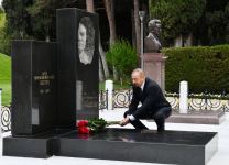 President Ilham Aliyev and First Lady Mehriban Aliyeva visit tomb of national leader Heydar Aliyev in Alley of Honors (PHOTO/VIDEO)