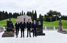 President Ilham Aliyev and First Lady Mehriban Aliyeva visit tomb of national leader Heydar Aliyev in Alley of Honors (PHOTO/VIDEO)