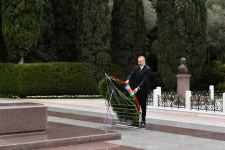 President Ilham Aliyev and First Lady Mehriban Aliyeva visit tomb of national leader Heydar Aliyev in Alley of Honors (PHOTO/VIDEO)