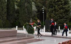 President Ilham Aliyev and First Lady Mehriban Aliyeva visit tomb of national leader Heydar Aliyev in Alley of Honors (PHOTO/VIDEO)