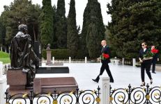 President Ilham Aliyev and First Lady Mehriban Aliyeva visit tomb of national leader Heydar Aliyev in Alley of Honors (PHOTO/VIDEO)