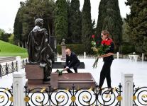 President Ilham Aliyev and First Lady Mehriban Aliyeva visit tomb of national leader Heydar Aliyev in Alley of Honors (PHOTO/VIDEO)