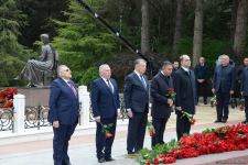 Общественность Азербайджана чтит память великого лидера Гейдара Алиева (ФОТО)