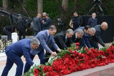 Общественность Азербайджана чтит память великого лидера Гейдара Алиева (ФОТО)