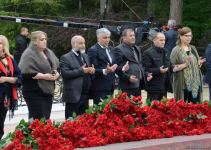 Общественность Азербайджана чтит память великого лидера Гейдара Алиева (ФОТО)