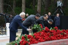 Общественность Азербайджана чтит память великого лидера Гейдара Алиева (ФОТО)