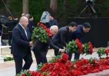 Общественность Азербайджана чтит память великого лидера Гейдара Алиева (ФОТО)