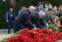 Общественность Азербайджана чтит память великого лидера Гейдара Алиева (ФОТО)