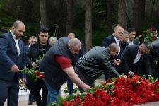 Общественность Азербайджана чтит память великого лидера Гейдара Алиева (ФОТО)