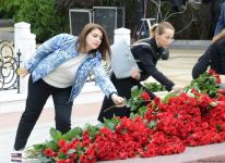 Общественность Азербайджана чтит память великого лидера Гейдара Алиева (ФОТО)