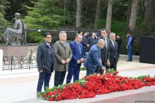 Общественность Азербайджана чтит память великого лидера Гейдара Алиева (ФОТО)