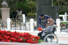 Общественность Азербайджана чтит память великого лидера Гейдара Алиева (ФОТО)