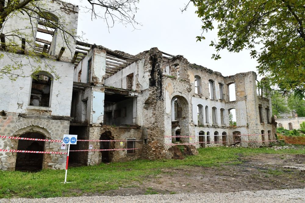 President Ilham Aliyev and First Lady Mehriban Aliyeva view restoration work carried out in house of famous tarzan Sadigjan in Shusha (PHOTO/VIDEO)
