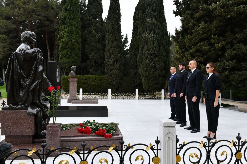 President Ilham Aliyev and First Lady Mehriban Aliyeva visit tomb of national leader Heydar Aliyev in Alley of Honors (PHOTO/VIDEO)