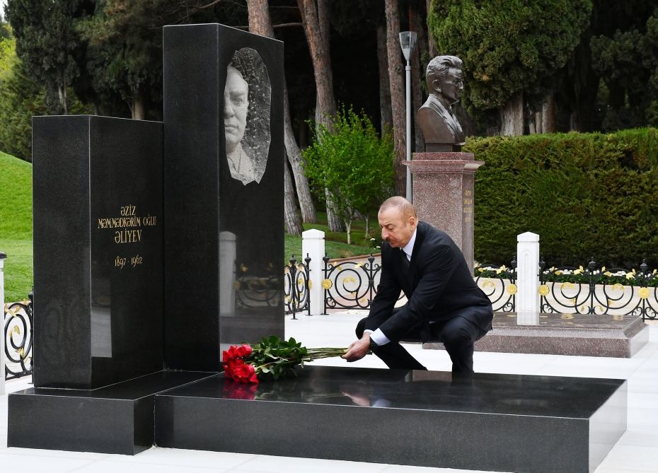 President Ilham Aliyev and First Lady Mehriban Aliyeva visit tomb of national leader Heydar Aliyev in Alley of Honors (PHOTO/VIDEO)