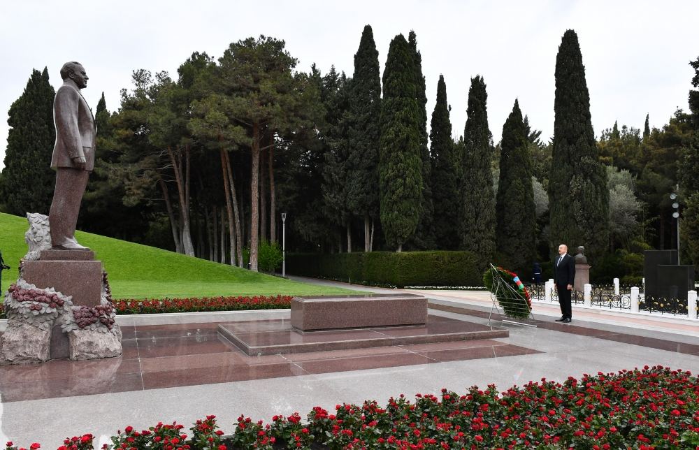 President Ilham Aliyev and First Lady Mehriban Aliyeva visit tomb of national leader Heydar Aliyev in Alley of Honors (PHOTO/VIDEO)