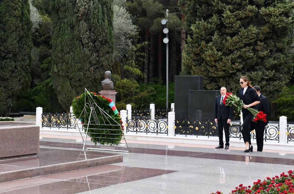 President Ilham Aliyev and First Lady Mehriban Aliyeva visit tomb of national leader Heydar Aliyev in Alley of Honors (PHOTO/VIDEO)