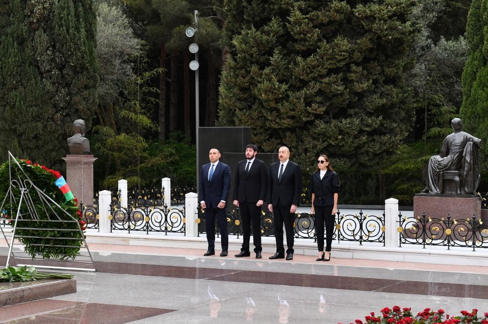President Ilham Aliyev and First Lady Mehriban Aliyeva visit tomb of national leader Heydar Aliyev in Alley of Honors (PHOTO/VIDEO)