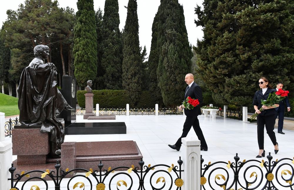 President Ilham Aliyev and First Lady Mehriban Aliyeva visit tomb of national leader Heydar Aliyev in Alley of Honors (PHOTO/VIDEO)