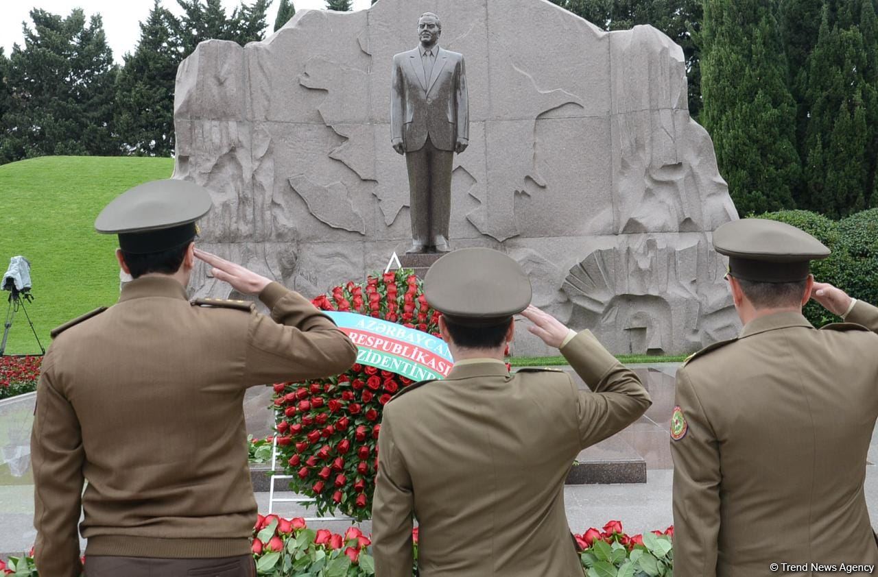 Общественность Азербайджана чтит память великого лидера Гейдара Алиева (ФОТО)