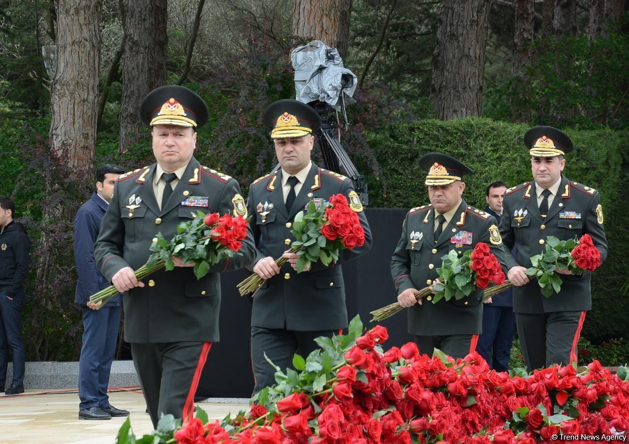 Общественность Азербайджана чтит память великого лидера Гейдара Алиева (ФОТО)
