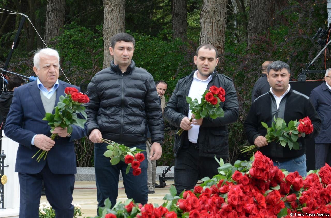 Общественность Азербайджана чтит память великого лидера Гейдара Алиева (ФОТО)