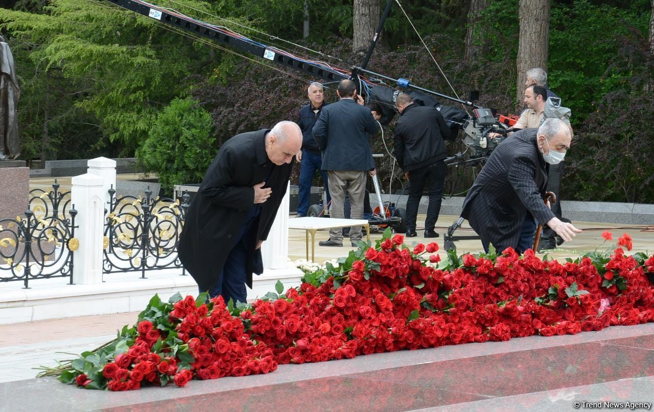 Общественность Азербайджана чтит память великого лидера Гейдара Алиева (ФОТО)