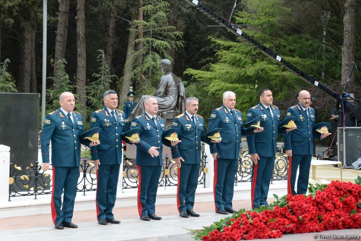 Общественность Азербайджана чтит память великого лидера Гейдара Алиева (ФОТО)