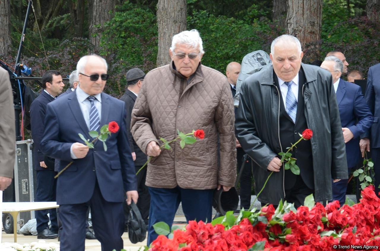 Общественность Азербайджана чтит память великого лидера Гейдара Алиева (ФОТО)