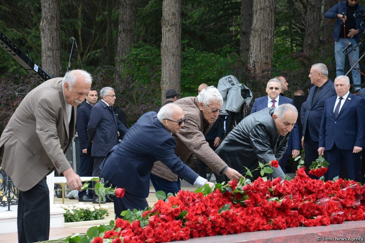 Общественность Азербайджана чтит память великого лидера Гейдара Алиева (ФОТО)