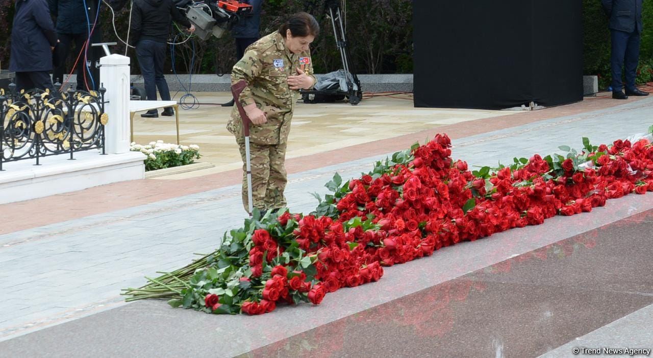 Общественность Азербайджана чтит память великого лидера Гейдара Алиева (ФОТО)