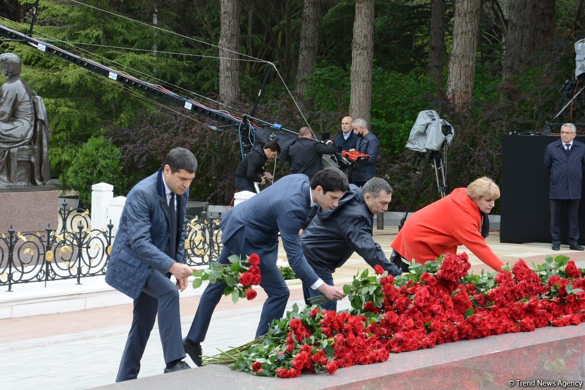 Общественность Азербайджана чтит память великого лидера Гейдара Алиева (ФОТО)