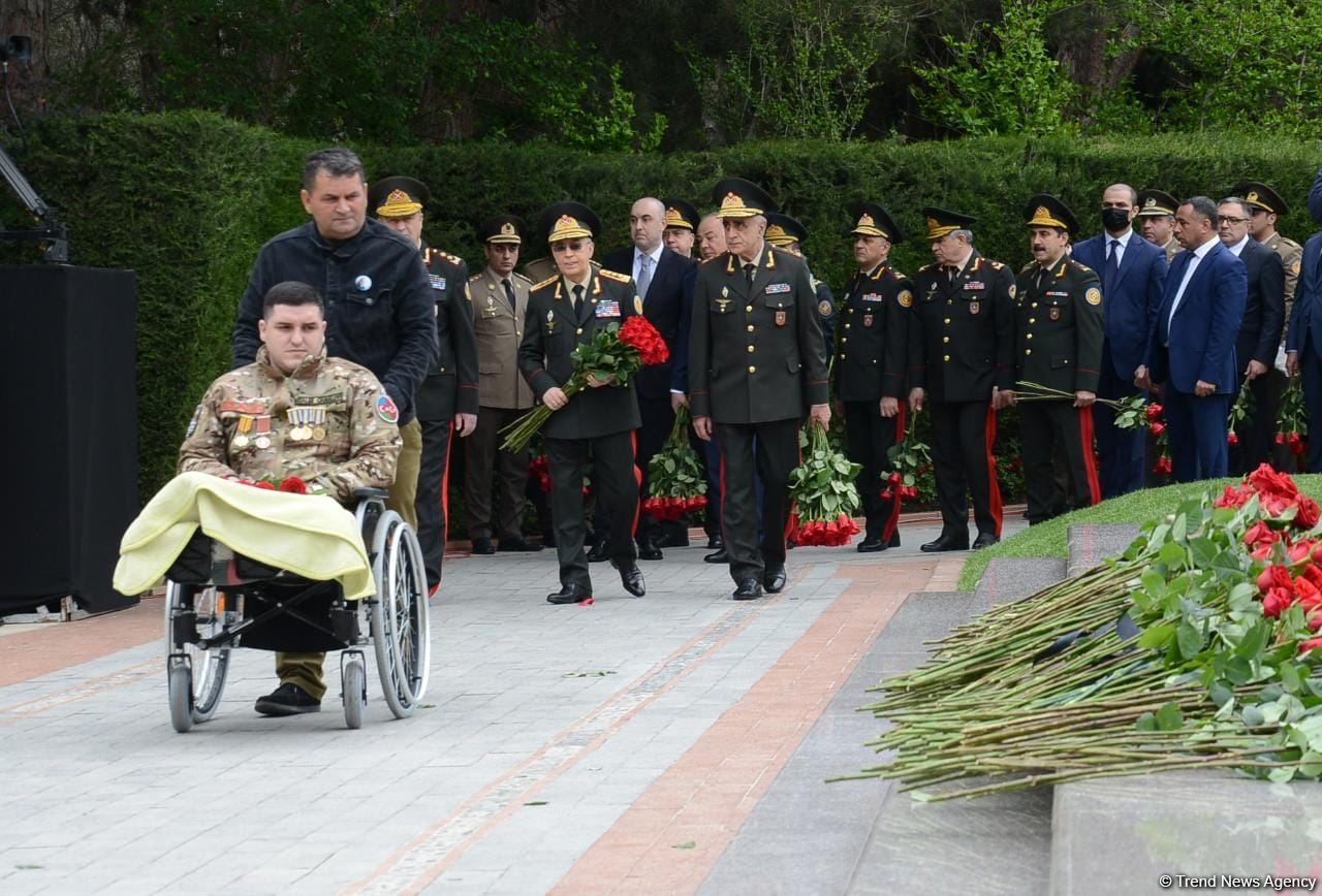 Общественность Азербайджана чтит память великого лидера Гейдара Алиева (ФОТО)