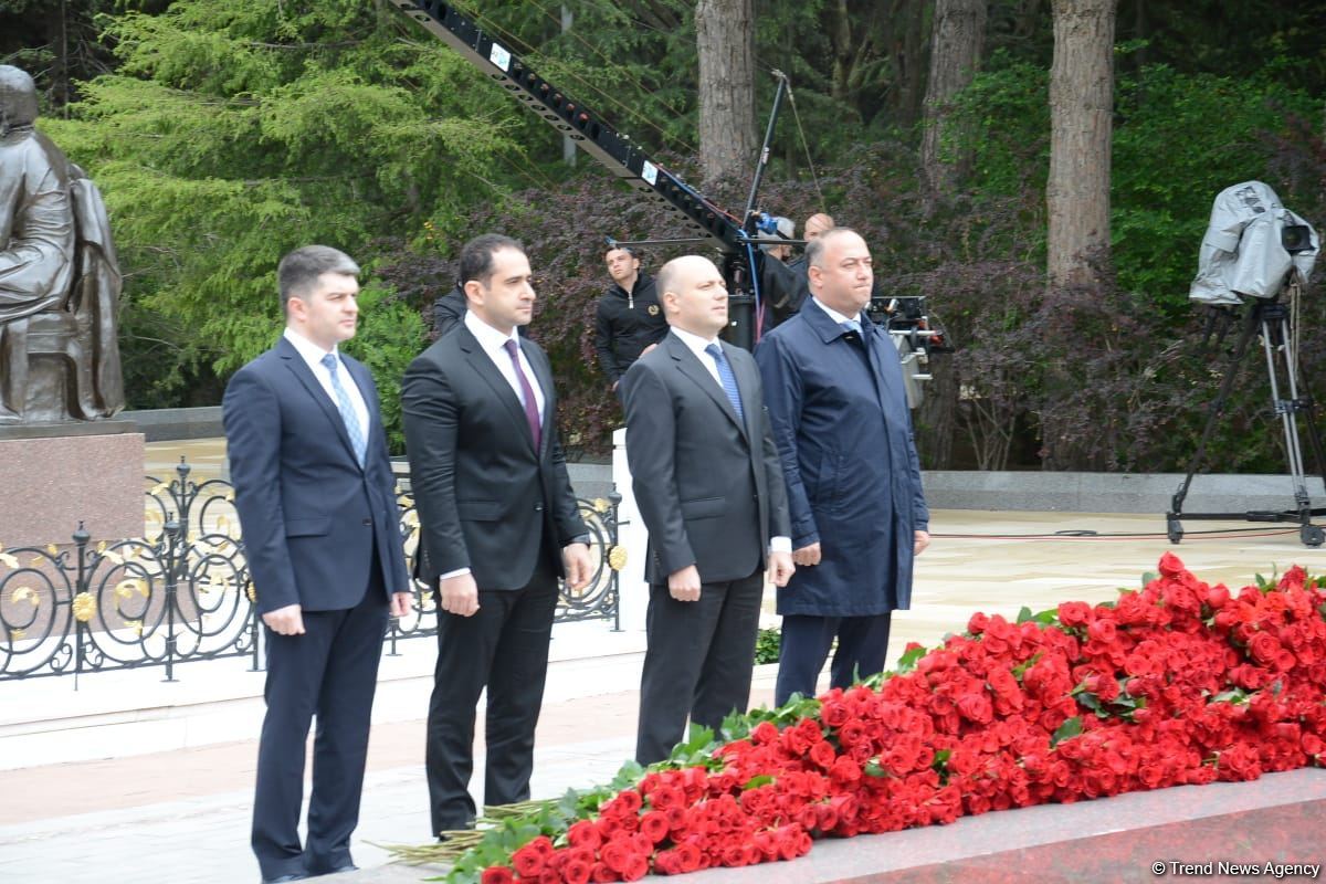 Общественность Азербайджана чтит память великого лидера Гейдара Алиева (ФОТО)