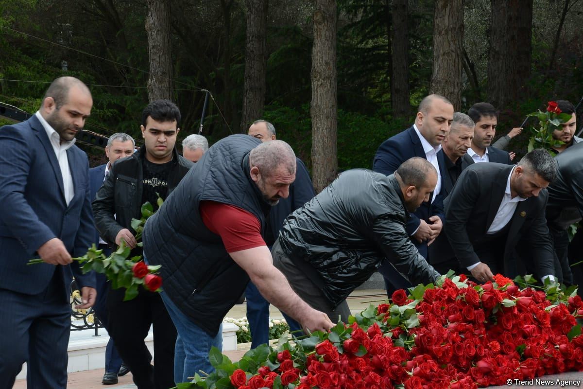 Общественность Азербайджана чтит память великого лидера Гейдара Алиева (ФОТО)