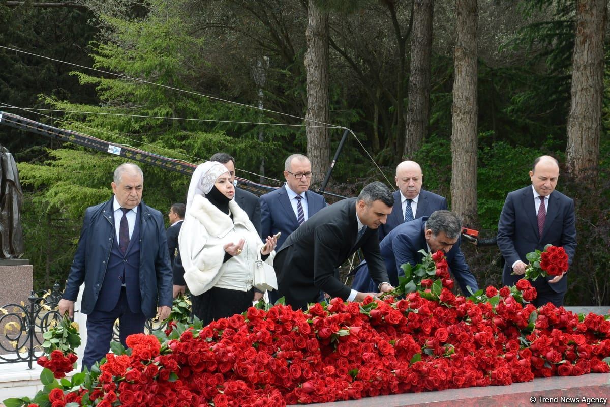 Общественность Азербайджана чтит память великого лидера Гейдара Алиева (ФОТО)